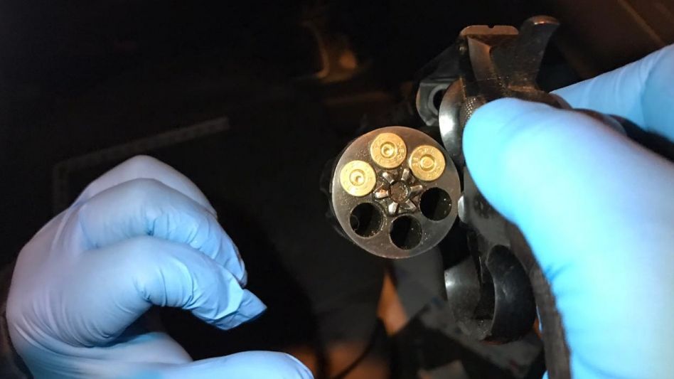 El revólver incautado estaba cargado con tres proyectiles.  EPDS AZUL/PBA