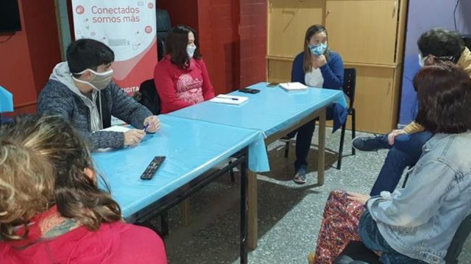 Integrantes del Plenario Educativo de Azul el día que fueron recibidos por la funcionaria Maya Vena, quien está a cargo de la Secretaría de Cultura, Educación, Deporte y Juventud. ARCHIVO/PRENSA MUNIC
