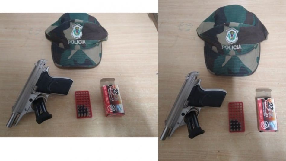 Efectivos del CPR Azul secuestraron una pistola durante un procedimiento realizado en el camino que conduce a la estancia Las Blancas. FOTOS: CPR AZUL   
