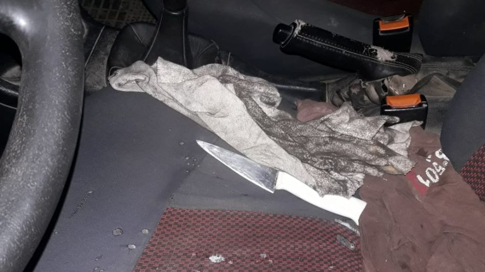 En el interior del rodado en el que se trasladaban los acusados de esta agresión la Policía secuestró un cuchillo y una cuchilla, según fuera informado.  EPDS AZUL/PBA