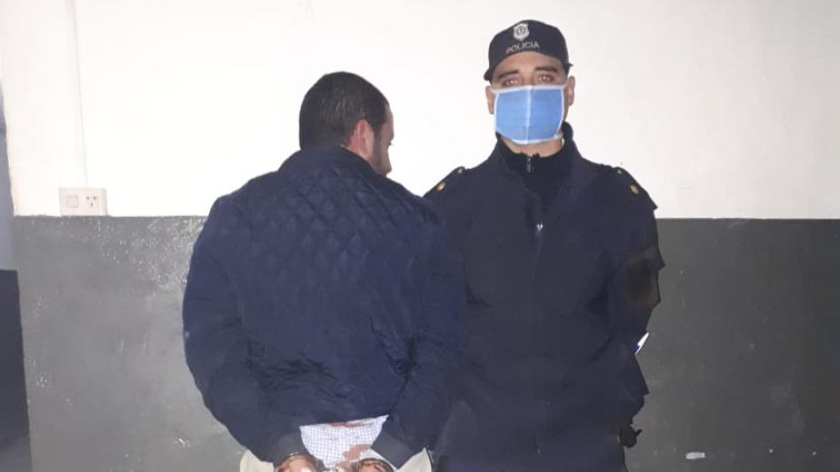 Además de un revólver, al ahora detenido le habían secuestrado un cuchillo. Se trasladaba en una Suran que también fue incautada. FOTOS: SECCIONAL PRIMERA AZUL