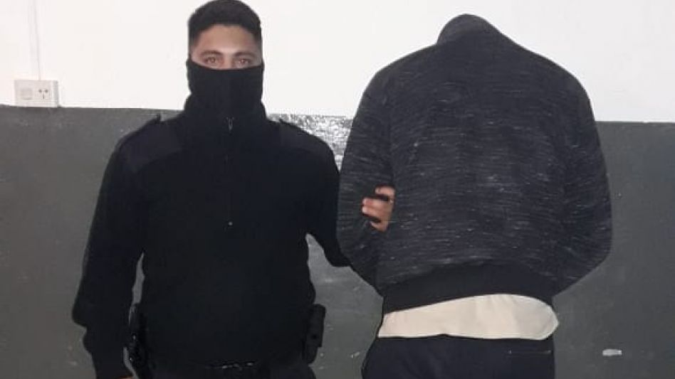 Un mecánico permanece ahora detenido. Está acusado de un intento de homicidio, al igual que su hijo menor de edad. FOTOS: EPDS AZUL/PBA