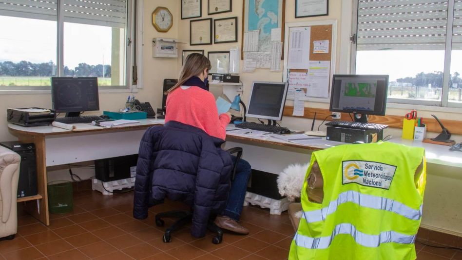 Una de las integrantes del equipo de observadores meteorológicos, trabajando el pasado día miércoles.