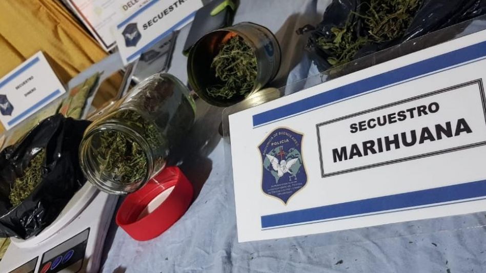 Alrededor de 250 gramos de picadura de marihuana fueron secuestrados durante este procedimiento. La acusada de esta infracción a la Ley 23737 ahora está detenida.