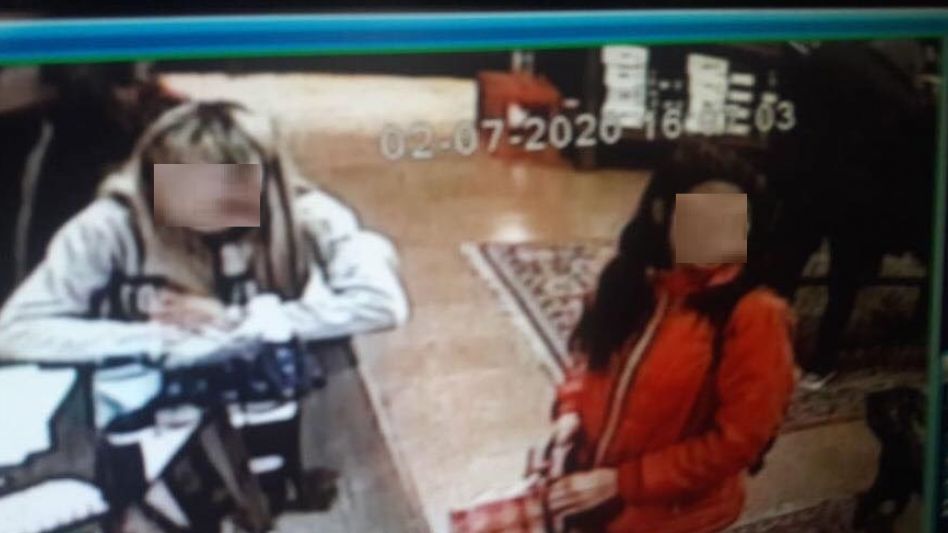  Cámaras de seguridad de un comercio captaron a dos jóvenes haciendo compras. Pagaron con tarjetas de crédito de una mujer a la que le sustrajeron el bolso. FACEBOOK