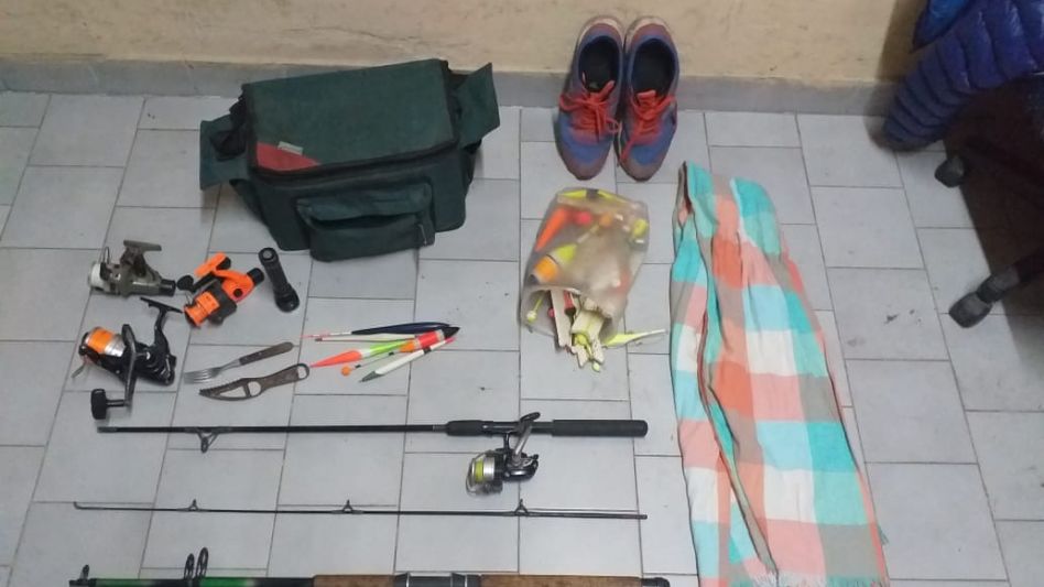 Artículos de pesca y autopartes de un ciclomotor. Los recuperó la Policía en procedimientos realizados este viernes. FOTOS: SECCIONAL PRIMERA AZUL/PBA