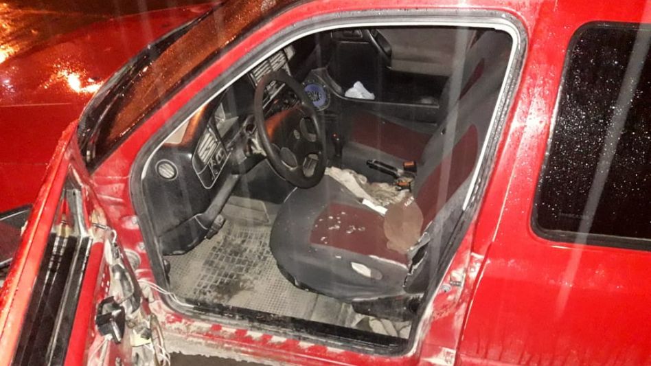 El mecánico y su hijo menor de edad se trasladaban en un Volkswagen Golf cuando el martes fueron arrestados por este intento de homicidio. FOTO: SECCIONAL PRIMERA AZUL/PBA
