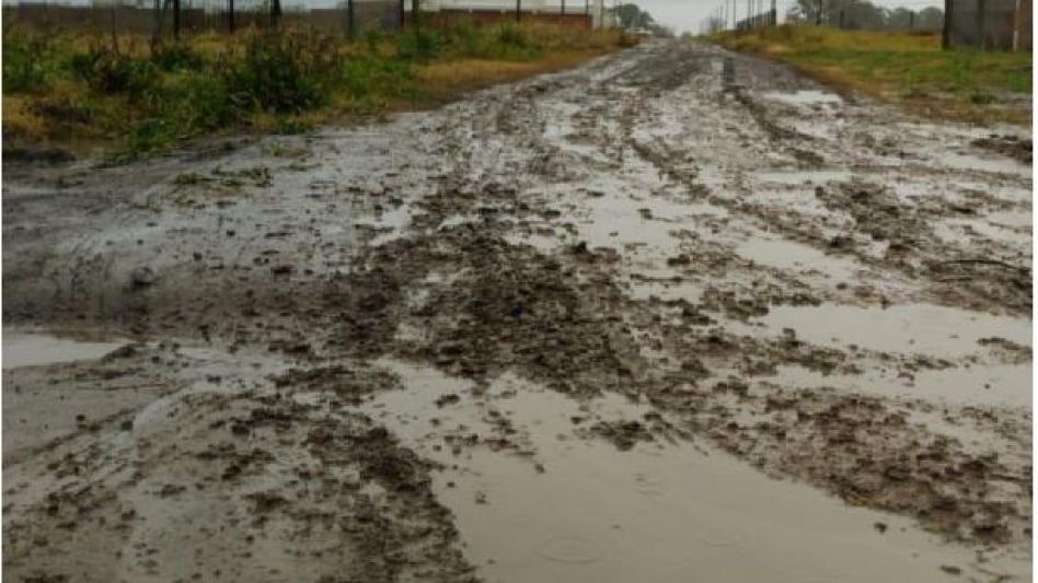 Quienes viven en esa zona de esta ciudad denuncian el tránsito de camiones y de maquinaria agrícola, sin que haya ni controles ni cartelería señalética.