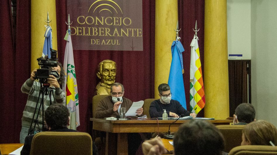 El presidente del cuerpo, el concejal Juan Sáenz junto al secretario Federico Castrovinci, en la última ordinaria de este año. ARCHIVO/ANGIE DÍAZ JACQUOT