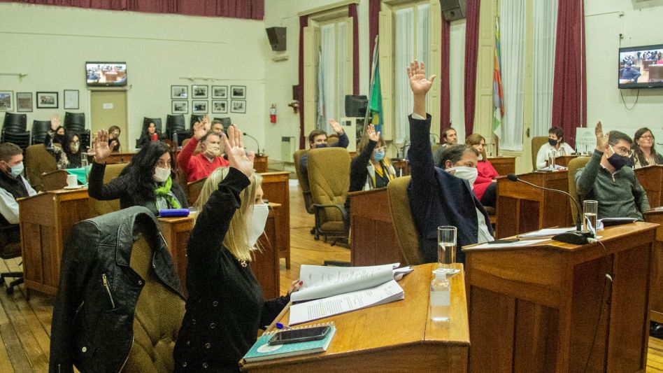Los ediles azuleños en acción. Esta tarde protagonizarán dos sesiones ordinarias correspondientes al 2020. ARCHIVO/ANGIE DÍAZ JACQUOT