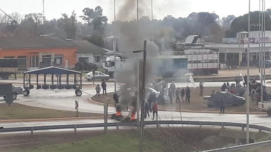 Bajo la consigna ?El turf es trabajo? los operarios y profesionales que trabajan con los caballos se concentraron y pidieron que autoricen las carreras.