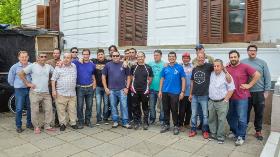 Un grupo de fabriqueros junto al acampe de FANAZUL en un momento de una lucha que ya lleva dos años y medio y cuyo objetivo es la reapertura de la planta local de Fabricaciones Militares. Los avances 