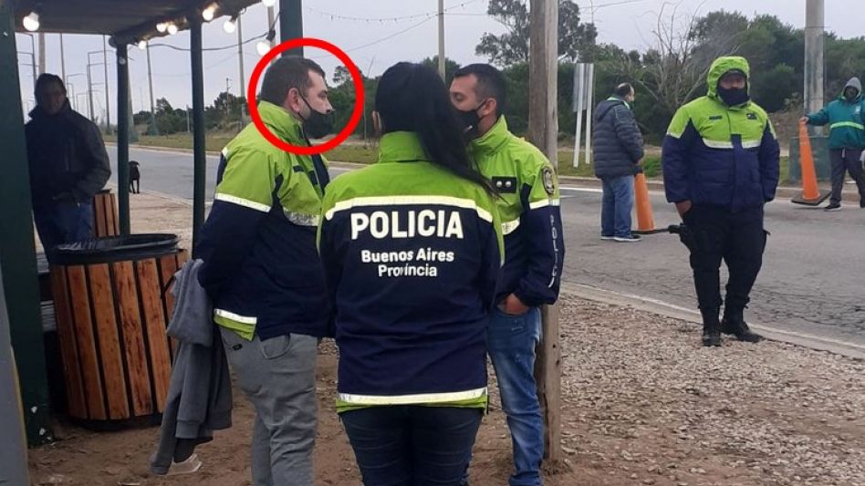 El falso policía, con pantalones jogging. (Twitter)