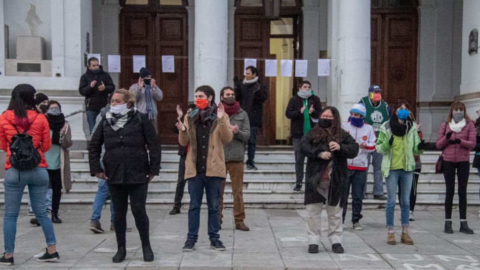 El Plenario Educativo llegó al veredón para hacer visible sus pedidos al Departamento Ejecutivo. ANGIE DÍAZ JACQUOT