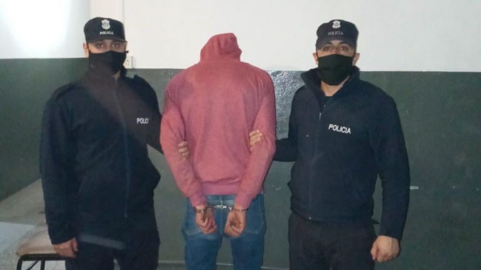 El imputado que tiene este hecho. Había sido arrestado anoche, cuando se trasladaba en la moto sustraída instantes antes. FOTOS: EPDS AZUL/PBA