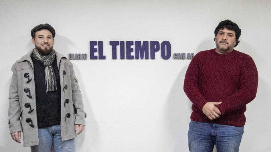 Los integrantes del proyecto de la cooperativa cervecera Juan Manuel Barcia y Luis Correa, cuando dialogaron con este diario. ANGIE DÍAZ JACQUOT