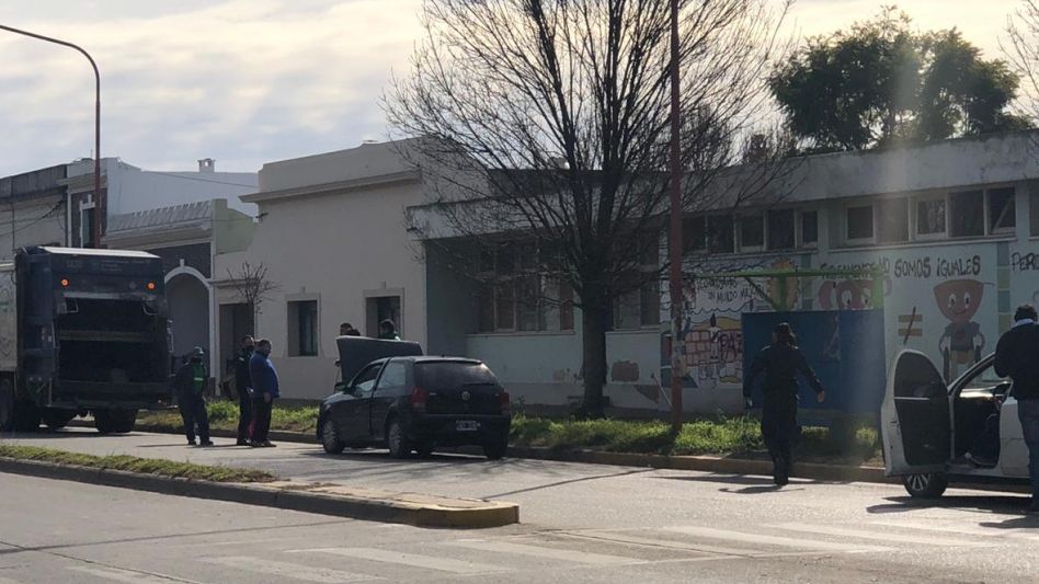 Tres vehículos involucrados en choque en Av. Mitre y Colón