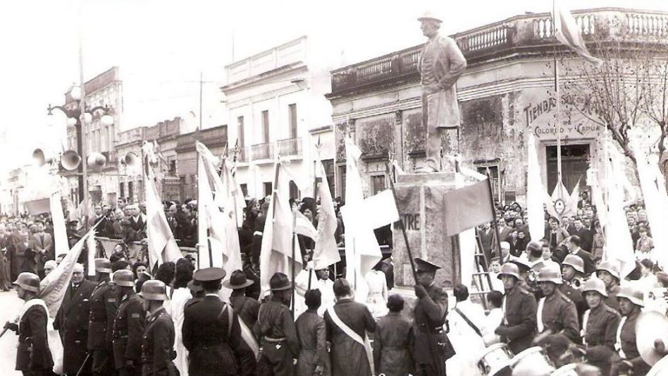 El 9 de julio de 1940, en el cruce de las avenidas 25 de Mayo y Bartolomé Mitre se inauguró el monumento al controvertido prócer argentino.  ARCHIVO/EL TIEMPO