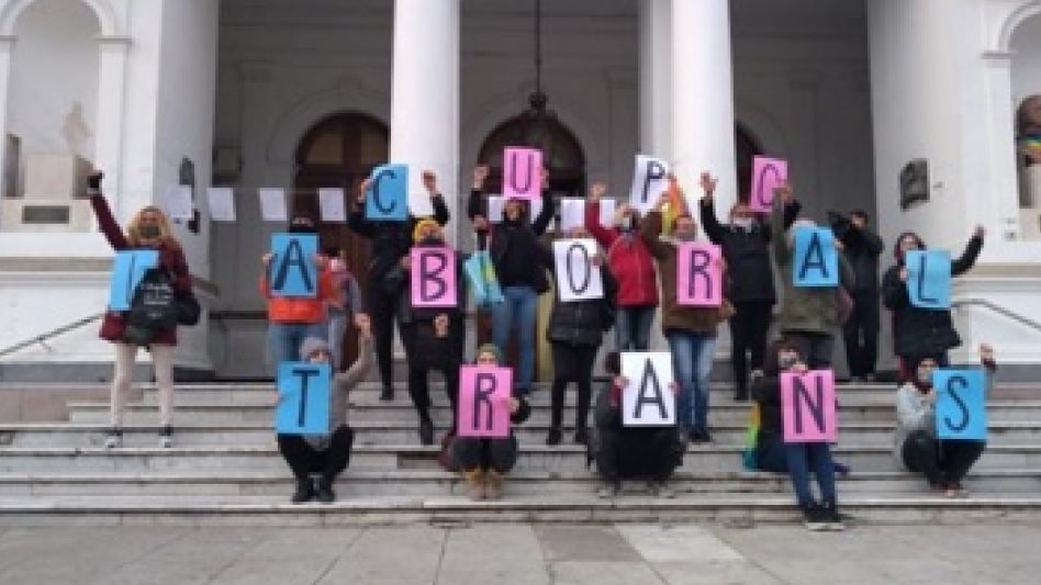    El pasado 7 de julio mujeres del colectivo travesti?trans alzaron con dicha sus banderas y carteles. 