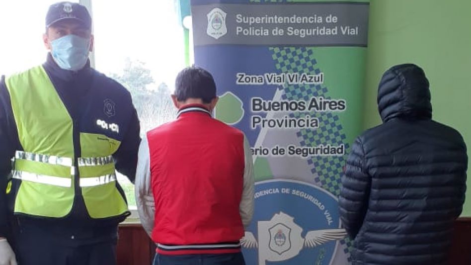 Ayer los arrestaron y hoy les allanaron sus domicilios. Son dos hombres acusados de una infracción a la Ley de Estupefacientes. FOTOS: VIAL AZUL Y DROGAS ILÍCITAS AZUL/PBA