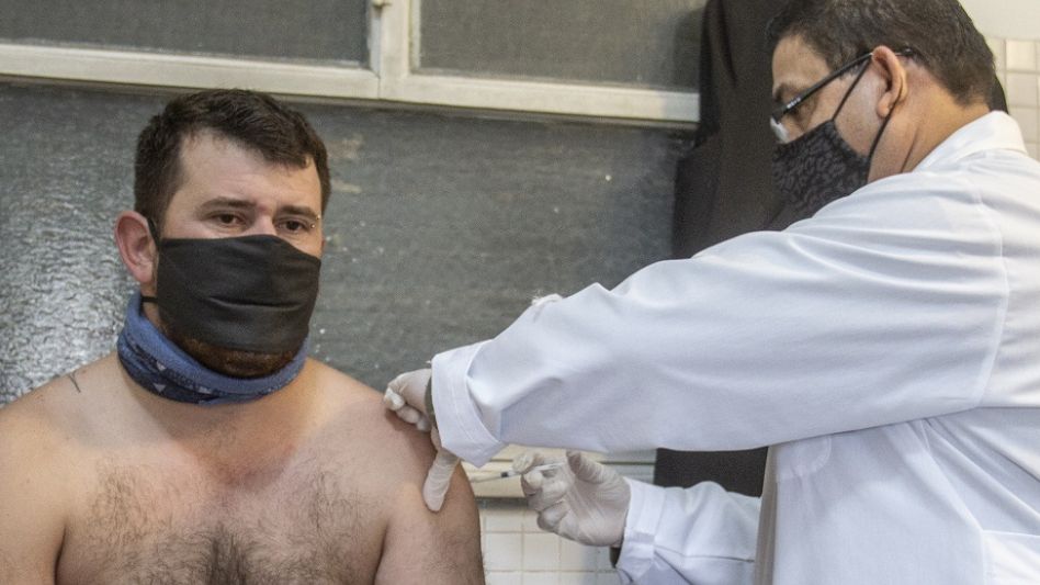 El día que comenzó la campaña de vacunación que incluyó a los trabajadores de Los Teros, en mayo hubo un operario infectado que logró recuperarse. ARCHIVO/NICOLAS MURCIA