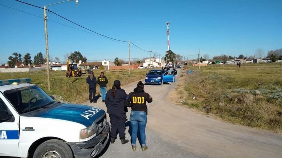 Un importante despliegue policial se llevó a cabo ayer para dejar sin efecto lo que estaba comenzando a ser la ocupación ilegal de un predio. DDI AZUL/PBA
