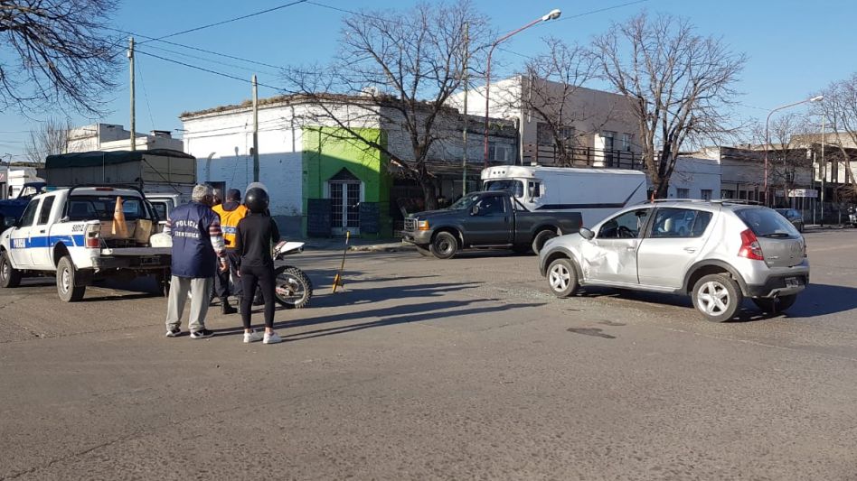 Chocaron una moto y un auto