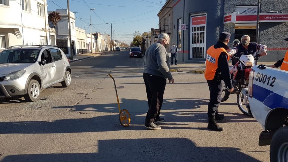 Chocaron una moto y un auto