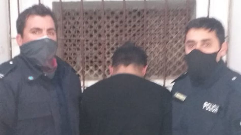 Herramientas que habían sido sustraídas y un joven que fuera arrestado por ese hecho, ocurrido en Cacharí. FOTOS: EPDS AZUL/PBA