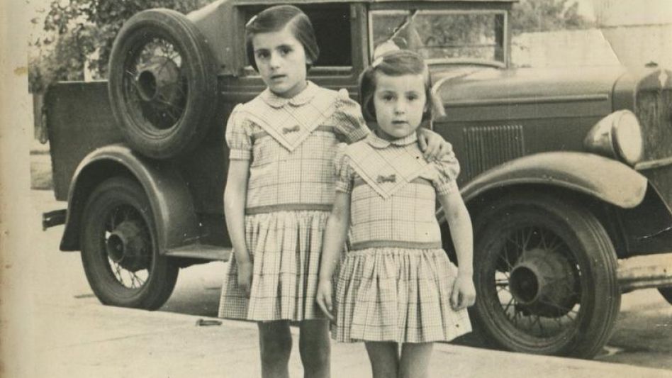Marta y Olga Solé delante de la camioneta ?La Pajarera?. Colonia ?San Salvador del Valle. General Alvear. Buenos Aires. Año 1959.