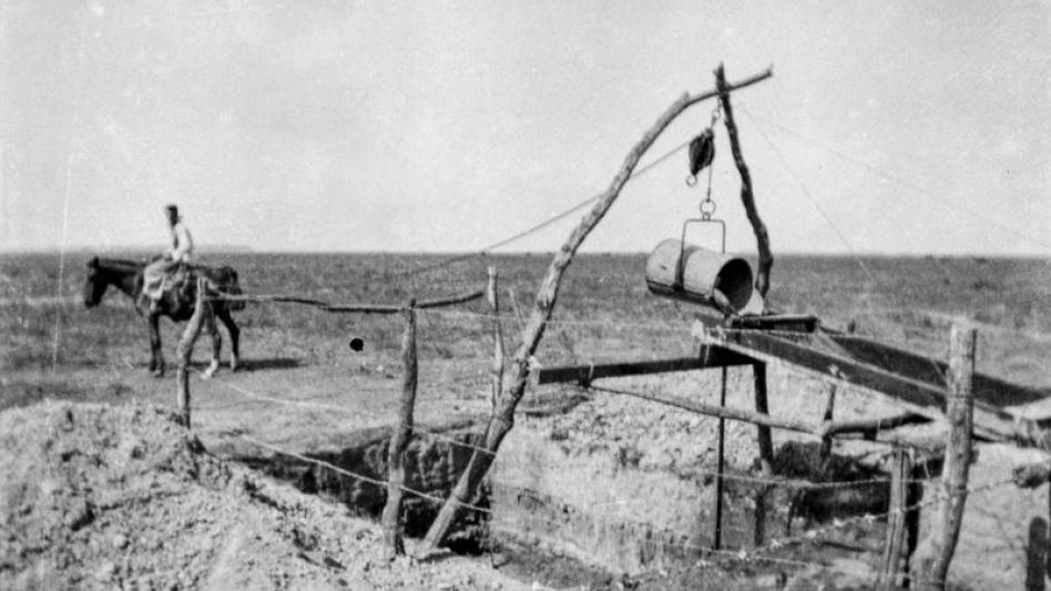Colonia ?Fortín Esperanza?, año 1943. El pozo de agua. El balde está en el interior y atrás, se ve a Nicolás ?Cono? Cuezzo tirando con el caballo de la cuerda. 
