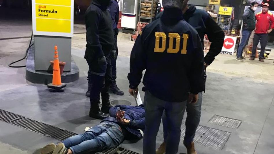 El imputado, reducido en el piso el día que cometió este ilícito. Estaba armado con un revólver calibre 32. FOTOS: ARCHIVO/DDI AZUL