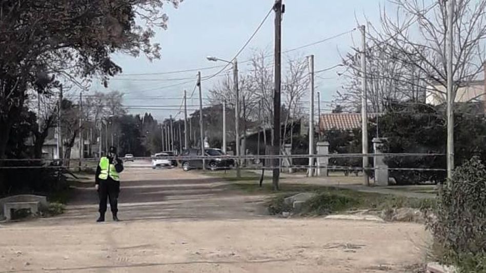 Un policía, en cercanías a la casa de Hirtz ayer viernes, durante la reconstrucción del crimen. FOTO FACEBOOK
