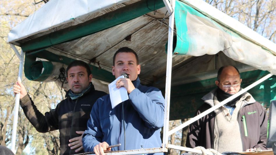 Juan I. Goenaga, Martín Iturralde y Miguel Otamendi trabajando en la feria local.