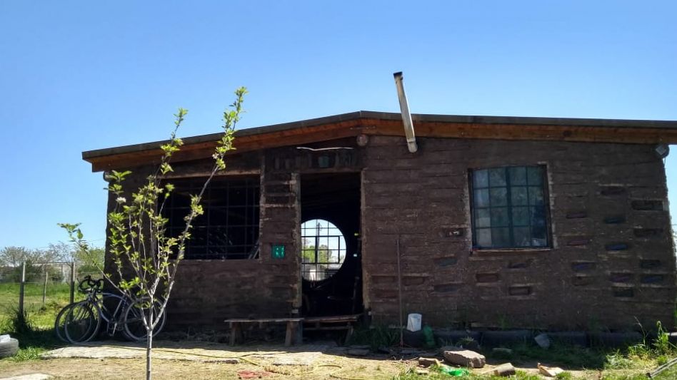 Una casa construida de adobe y materiales reciclables 