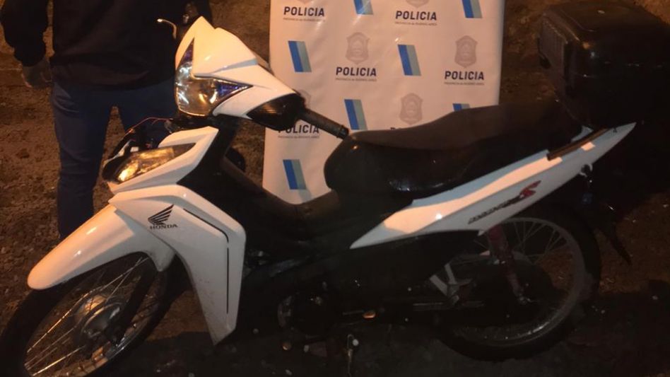 Una Honda Wave. Había sido hurtada este miércoles y horas después la Policía la recuperó. FOTO: DDI AZUL/PBA