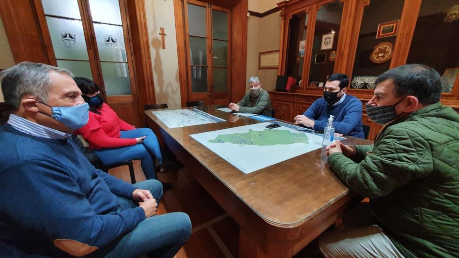 La reunión se realizó ayer en el despacho del intendente municipal Hernán Bertellys. PRENSA MUNICIPAL