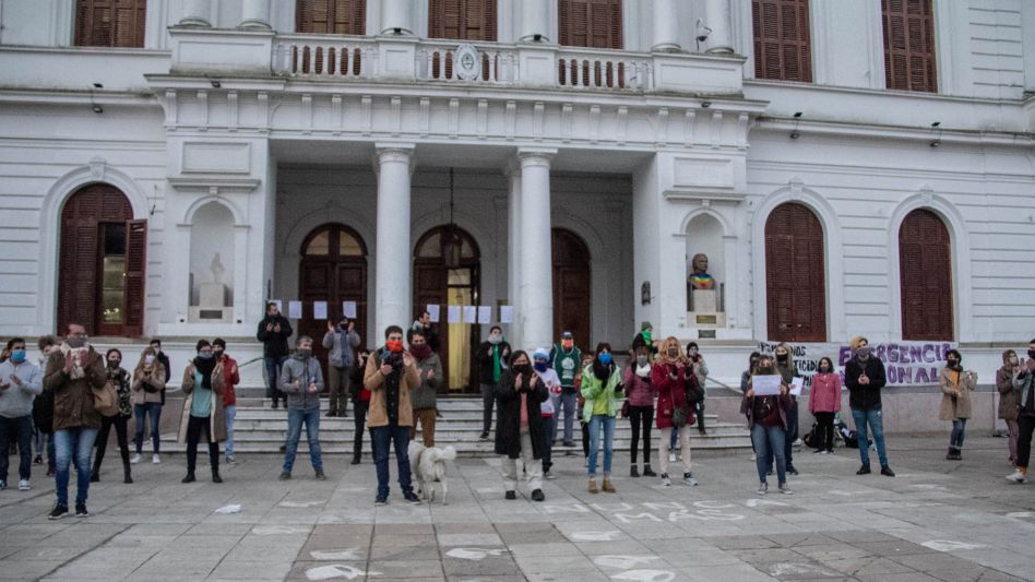 El día que el Plenario Educativo de Azul se manifestó en el veredón municipal. ARCHIVO/ANGIE DÍAZ JACQUOT