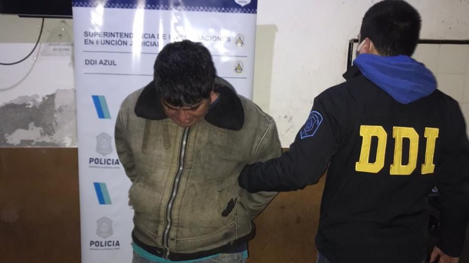 Una imagen y un video de lo que fuera la detención del imputado. Hoy viernes, por este caso de violencia de género, un juez le dictó la prisión preventiva: FOTO Y VIDEO: DDI AZUL/PBA