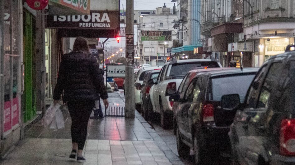 Los comercios de Azul siguen trabajando en la misma franja horaria, más allá de las nuevas habilitaciones otorgadas a partir de ayer por la Comuna. ANGIE DÍAZ JACQUOT