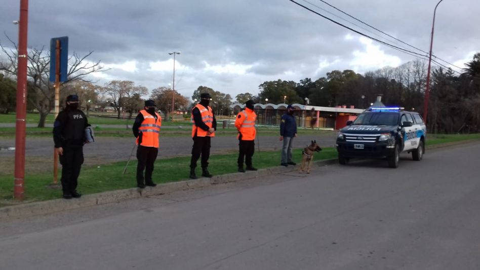 Efectivos de la Federal, abocados a controles en diferentes lugares de Azul. FOTO: POLICÍA FEDERAL/DELEGACIÓN AZUL.