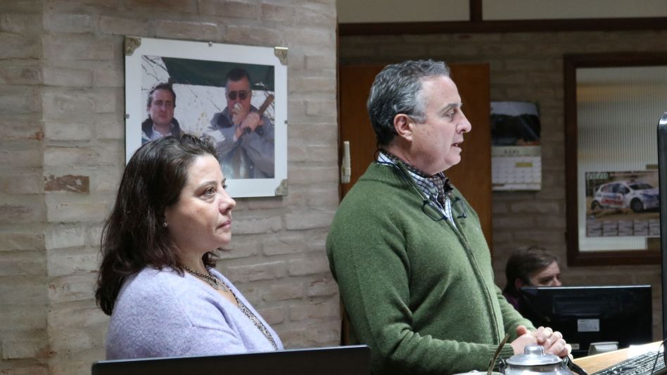 María Inés y Juan Wallace trabajando la oferta local.
