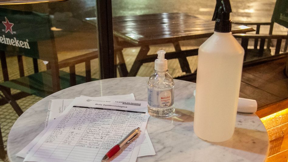 Los bares y restaurantes volvieron a abrir en Azul y el Gobierno Municipal realiza controles para que se respeten los protocolos acordados.  ANGIE DÍAZ JACQUOT