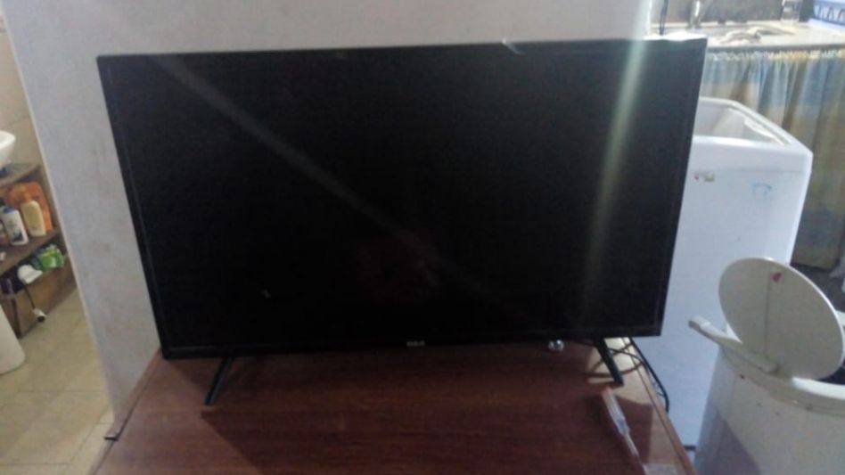 El televisor que tres menores quisieron robar. Uno de los adolescentes fue retenido. FOTO: CPA/PBA