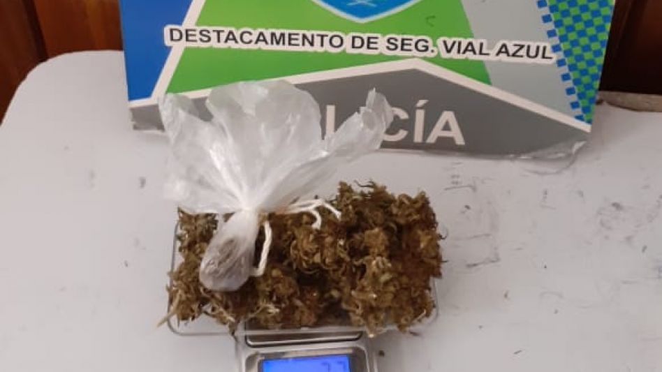 La marihuana y los autos en que los jóvenes llevaban la sustancia vegetal. FOTOS: VIAL AZUL/PBA