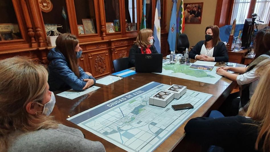 Integrantes del Club de la Lavanda reunidos con autoridades locales y provinciales. PRENSA MUNICIPAL