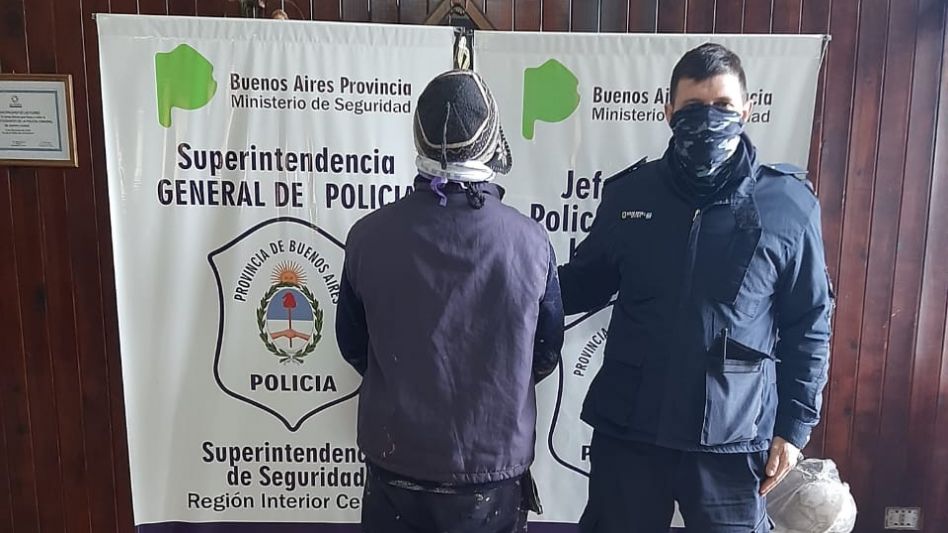 El acusado permanece en la Estación de Policía Comunal de Las Flores. En la otra imagen, la droga incautada cuando había sido aprehendido hace ocho meses. FOTOS: EPC LAS FLORES