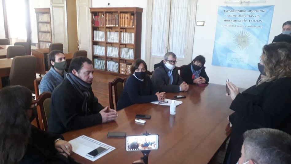 Gabriela Lambusta, Silvio Santillán, María Inés Laurini, Joaquín Propato, Nicolás Cartolano, Graciela Bilello y María Cecilia Martínez, ediles del Frente de Todos Azul que dieron ayer una conferencia.