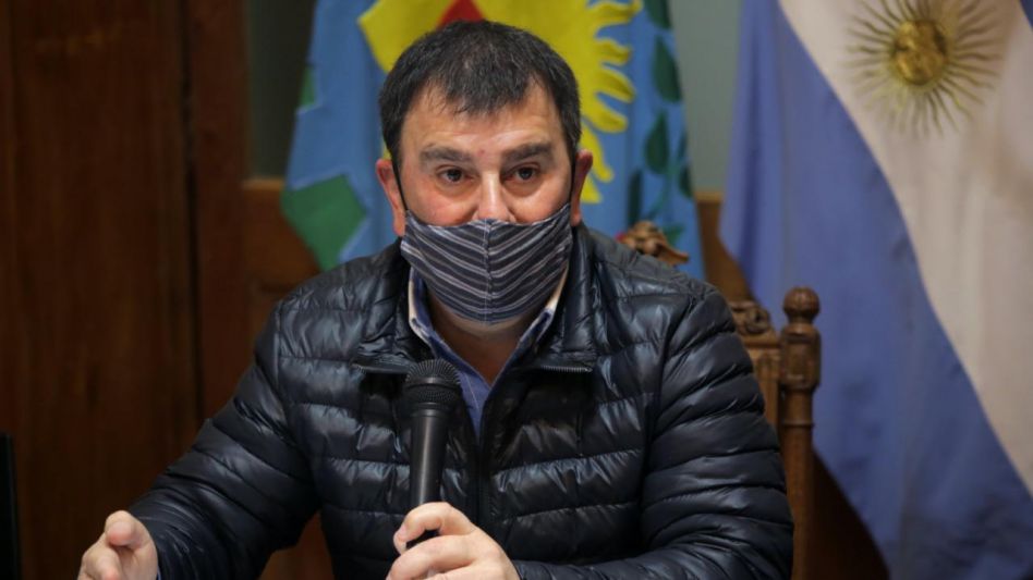 El intendente Hernán Bertellys tomó e informó la decisión política de hacer retroceder de fase a la localidad de Cacharí por su actual situación epidemiológica. PRENSA MUNICIPAL