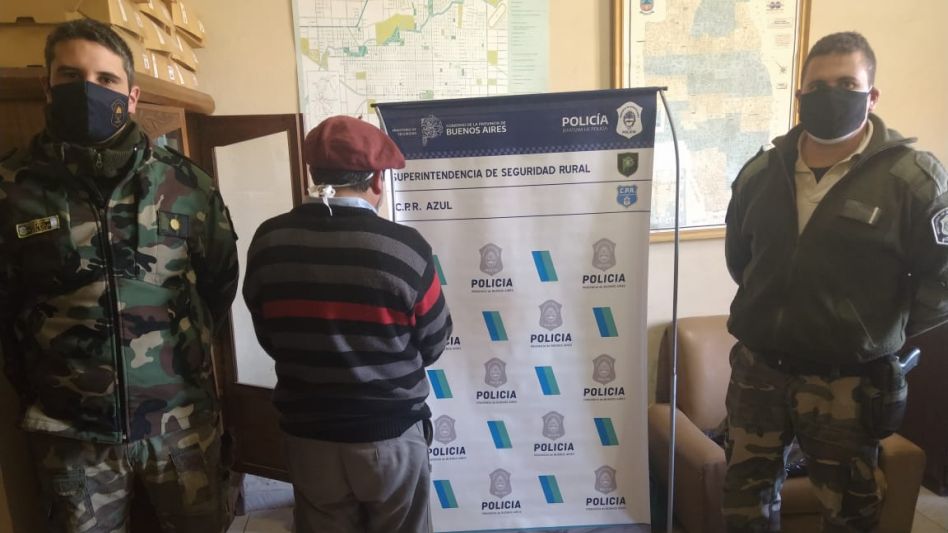El detenido tiene 44 años. En los allanamientos se incautaron elementos de interés para estas investigaciones penales. FOTOS: CPR AZUL/PBA